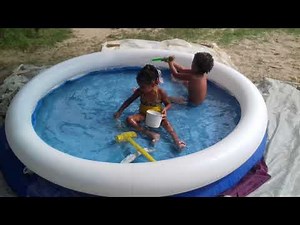 Criancas tomando banho e brincando na piscina