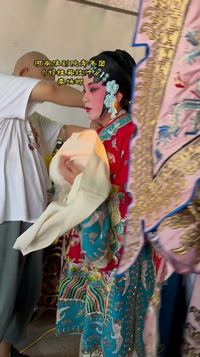 I'm getting anxious just watching it! 😆😆It's so hard for the Henan Opera actress backstage to do their makeup in a hurry! #opera #makeup #fressup #culture #backstage #performance #Henanopera | Amazing China