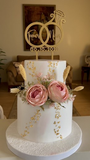 #cake #cakedecorating #cakedesign #cakeartist #fondant #fondantcake #engagement #engagementcake #fondant #fondnatcake | Cello Cakes