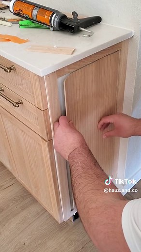 I often get asked what wood stain was used for our Red Oak Cabinets and it's a combination of stains 🤗 Here is the order in which the wood stains are applied: • Behr White Wash Pickling • Varathane Natural • Behr White Wash Pickling • Varathane Polyurethane Clear Matte #woodstain #woodstaining #behrstain #varathanestain #diy #kitchencabinets #diningbar #woodcabinets #kitchendesign