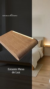 ⭐ Versión mejorada ¿Poco espacio? ✨ Probá esta mesa estante con luz incorporada 45x30x5 en nogal caramel floreado, madera de verdad. Dale like y seguinos para más ideas que transforman tu hogar. #Decoración #DiseñoInterior #MueblesModernos #EspaciosPequeños #IdeasCreativas | Republica Diseño