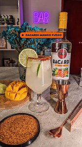 4.5K views · 43 reactions | Refréscate replicando esta deliciosa y sencilla receta con Bacardi Mango Chile 省 - 50 ml @bacardimx Mango Chile - 15 ml Jugo de limón verde - 120 ml Refresco de toronja Servido en un vaso highball escarchado con chilito en polvo. Otra forma fácil de disfrutar el sabor de Mango Chile es bien frío y servido en un vaso de shot escarchado con chamoy y chilito. #foodpornmx #dowhatmovesyou #SigueTuRitmo | Food Porn MX | Facebook