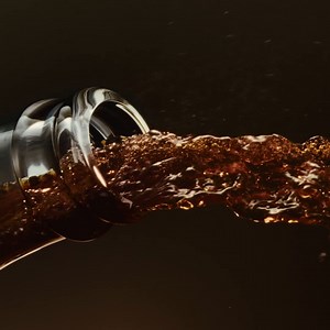 Magia, sabor y datos GRATIS 🤩 Tu Coca-Cola guarda un secreto bajo su tapa verde, descúbrelo por solo $0.50 😌🖤 | Coca-Cola