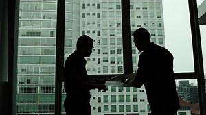 Duas pessoas discutindo um projeto -: vídeo stock (100% livre de direitos) 30079462 | Shutterstock