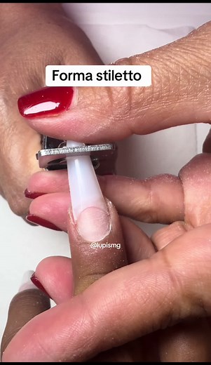 Cómo cortar uñas en forma stiletto: tutorial y tips de manicura