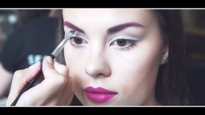 Přichází další ročník soutěže Sephora & Benefit Beauty Masters! Cílem této soutěže je nalézt nejtalentovanějšího jedince pracujícího v parfumeriích Sephora, který bude dokonale ztělesňovat kreativitu a přinese pro nás v líčení něco nového! Soutěže se může zúčastnit každý beauty konzultant pracující v Sephoře, kde ze základního kola postoupí 12 semifinalistů a do finálního kola poté 6 nejlepších! Vítěz bude! Ale jen jeden a vy můžete sledovat jeho cestu až do samotného San Francisca. Ambassadorko