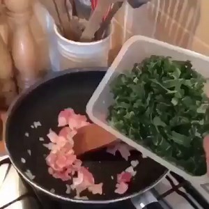 Are these sweet potato hash browns with poached eggs a bit of you for breakfast this weekend? 👌🏼😍 | The Body Coach