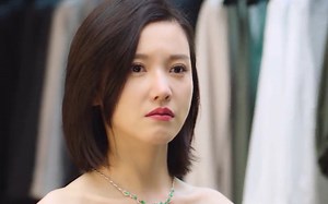 70K views · 2.7K reactions | The husband learned that his mistress had an accident and left his wife to go to KTV to find her. 丈夫得知小三出事，当场抛下妻子去KTV找小三 Title：赖猫的狮子倒影 The Lion's Secret #chinesedrama #BaiLu #LuoYunxi #TanSongYun #JingBoran #hotdrama #ZhaoLusi #JuJingYi | 热剧联播 | Facebook
