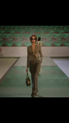 Jacquetta Wheeler for Valentino Spring Summer 2003 #jacquettawheeler #valentino #fashion #model #runway #foryoupage