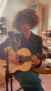 “Pour que tu m’aimes encore” Cover Céline Dion Demain c’est le 8 mars et je voulais rendre hommage à toutes les femmes! Céline Dion fait partie de ces héroïnes qui ont peuplé mes rêves d’adolescence. J’écoutais sa voix avec une telle admiration je dois le dire. Cette femme est puissante. Quoi qu’on dise, qu’on pense, elle chante avec son cœur c’est indéniable. Le printemps arrive mes Cher•es Ami•es et cela me met des papillons dans le ventre alors quoi de mieux que de chanter l’Amour 💓 si tu ai