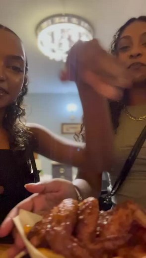 Shiniel Singh (@the_grub.hub_) - Friday's wings 🔥🍗10\\10#wings #chips #friday#foodtiktok