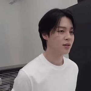 Jimin got a scar on his face so he went "it hurts" in tiny 🥹 ctto. ~KookieWifeu💜 | BTS with LUV⁷