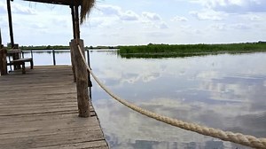 Holzsteg mit Strohdach und Seilzaun auf: Stockvideos & Filmmaterial (100 % lizenzfrei) 3831260099 | Shutterstock