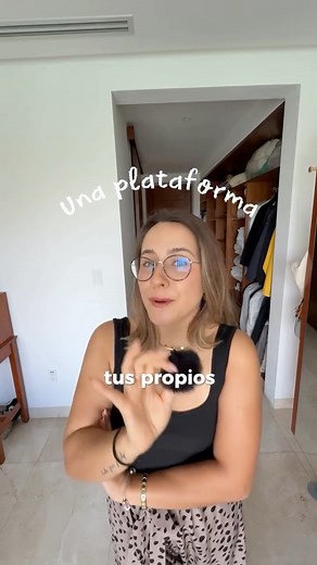 ¡Despierta con Ventas, No con Alarmas! Si tienes menos de 100 clientes, tienes que escuchar esto. El problema no es tu negocio… eres tú. Pero calma, ¡vengo a salvarte! 🙌 Soy la que vivía pegada al teléfono, temblando si lo soltaba 5 minutos… hasta que descubrí Virtual Scale: la plataforma donde diseñas a tus propios empleados de IA que trabajan 24/7. Así nació Phoebe, mi vendedora virtual. Atiende llamadas, WhatsApp e Instagram todo el día y, en menos de un mes, empezaron a llegar miles de pedi