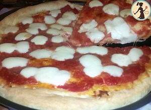 Volete una Pizza alta e veloce? siete capitati sul video giusto...vi lascio la ricetta completa qui sotto... condividete per non perderla