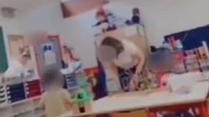 Νηπιαγωγός έδειρε άγρια 3χρονο κορίτσι μέσα στην τάξη - Της έριξε σπρέι στο πρόσωπο ενώ φώναζε «μαμά» (video) | Athens Magazine