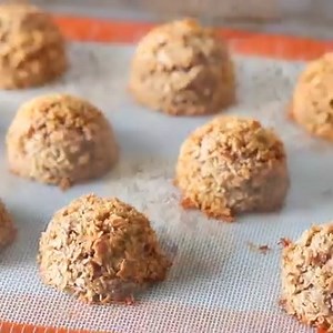 Homemade vegan coconut macaroons that are toasty and golden on the outside and sweet, moist, and chewy on the inside. Made with just 4 simple ingredients and naturally gluten-free! ✅ RECIPE: https://avirtualvegan.com/vegan-coconut-macaroons/ | A Virtual Vegan
