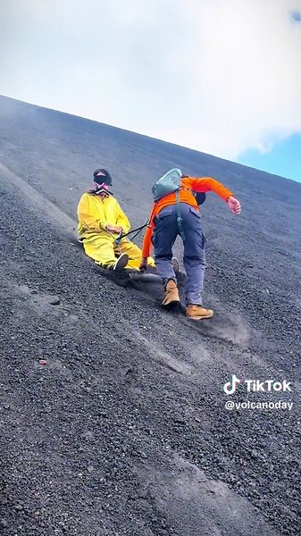Es una pregunta frecuente que nos hacen cuando estamos en la cima, la respuesta es: “SE BAJA A COMO SEA” 😂🌋🥾 ¿Cuántos tienen fecha para su tour de sandboarding en el Cerro Negro? #volcanoday #nicaragua #sandboarding #cerronegro #adventure