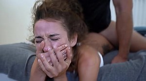 Elle hurle et crie tout en jouissant jusqu'à en perdre la cervelle