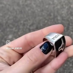 🔥ｐｅｒｓｏｎａｌｉｚｚａｔｉ🔥 💍Coppia di anelli personalizzati realizzati su richiesta e non replicabili... Scrivici cosa ne pensi tra i commenti👇 💎Argento 925 nickel free smaltato nero e incisioni laterali Vorresti anche tu un gioiello unico disegnato su misura per te? Hai un’attività e vorresti un gioiello con il tuo logo? 🖤El Rana family realizza le tue idee!🖤 Lasciati stupire da quello che possiamo creare!🤩 Scrivici la tua idea in privato o su whatsapp e ti diremo i costi e le tempistiche di real