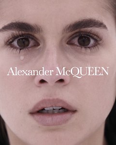 새로운 캠페인에서 카이아 거버가 착용한 #McQueenSlashBag. 2023 봄/여름 프리 컬렉션에서 맥퀸의 너클 백들을 만나보세요. | Alexander McQueen | Facebook