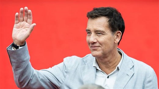 Láska bolí, říká Clive Owen. V Karlových Varech uvedl svůj srdeční film Na dotek