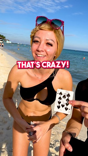 How to get a kiss with a magic trick 🥰😘 #magictrick #magician #closeupmagic | Magicians