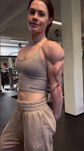 She's More Buff Than You! Insane Female Muscle Flex
