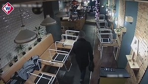 Brutale dief steelt ongezien tas en telefoon uit cafés!!! DEN HAAG - Een medewerkster van een café in Den Haag en een bezoekster van een andere kroeg zijn bestolen; de een van haar tas, de ander is haar telefoon kwijt. Voor beide zaken wordt dezelfde man gezocht. Op bewakingsbeelden is te zien hoe brutaal hij zijn slag slaat. Dit is een zaak uit het opsporingsprogramma Team West van dinsdag 7 mei. Meer zaken zijn hier te vinden. De eerste diefstal is op 28 december bij een café aan de Prinsestra