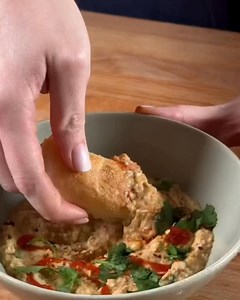 🥣 Houmous maison en un clin d’œil ! Dans votre SuperSonic Chopper Compact, ajoutez : 👉 1 boîte de pois chiches rincés et 1 gousse d’ail. 🔁 Hachez quelques secondes, puis ajoutez 2 c. à s. d’huile d’olive, le jus d’un citron et 1 c. à s. de tapenade pour une touche méditerranéenne 🌿. 🔥 Pour celles et ceux qui aiment les saveurs relevées, ajoutez un filet de sauce piquante avant de servir ! 💪 L’atout du SuperSonic Chopper Compact ? Il fait tout, sans électricité ni effort : tirez, mixez, dég