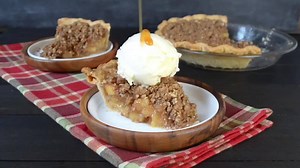 The homemade pie filling & oatmeal crumble topping makes this APPLE CRISP PIE taste so good!!! Get the PRINTABLE RECIPE HERE: https://insidebrucrewlife.com/apple-crisp-pie/ | Inside BruCrew Life
