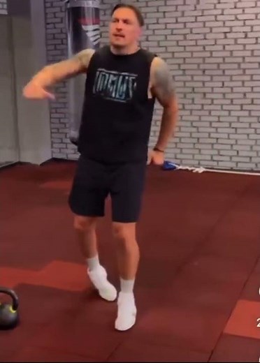 OLEKSANDR USYK DANCING IN THE GYM! 🕺