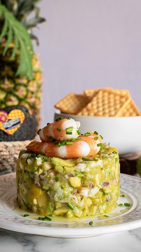 Teresa Nadal | Recetas fáciles on Instagram: "🥑𝐓𝐀𝐑𝐓𝐀𝐑 𝐃𝐄 𝐀𝐆𝐔𝐀𝐂𝐀𝐓𝐄 𝐘 𝐋𝐀𝐍𝐆𝐎𝐒𝐓𝐈𝐍𝐎𝐒🥑 Prepara este delicioso y refrescante tartar en un abrir y cerrar de ojos, y sorprende con una explosión de sabores únicos 🤩 ‼️Guárdate esta receta súper fácil, sabrosa y veraniega, porque cuando la pruebes la vas a repetir muchas veces‼️😎 🥑𝐈𝐍𝐆𝐑𝐄𝐃𝐈𝐄𝐍𝐓𝐄𝐒 ▪️1 aguacate ▪️1 trozo de piña natural ▪️Un trozo de cebolla morada ▪️6 langostinos cocidos ▪️Zumo de media lima ▪️Sal ▪