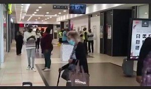 ‘n Vrou is deur die polisie verwyder nadat sy na bewering ’n vuurwapen op EFF-lede in ’n Port Elizabethse winkelsentrum gerig het. Die voorval het tydens die protesaksie teen die Clicks-groep plaasgevind. Dit is nog nie duidelik wat tot die voorval gelei het nie. LEES - https://find-it.co.za/2020/09/08/vrou-52-rig-glo-geweer-op-eff-lede/ | Nuusflits Nuus