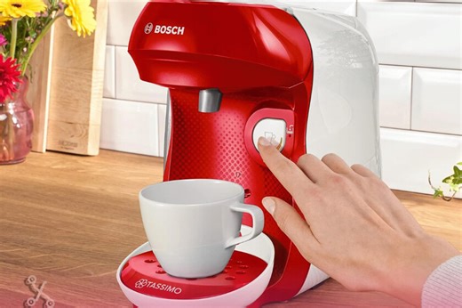 Cuesta menos de 35 euros y puede ser la cafetera de cápsulas barata que buscas: esta Tassimo te sirve tu café mañanero en un minuto