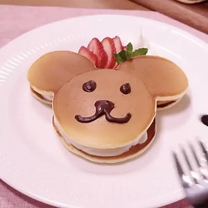 "Kuma's pancake" 😍 Les ingrédients 2 portions 200 g de "Hot cake mix" ( Farine pour pancake ) 150 ml de lait 1 œuf Huile 1 stylo à chocolat "Choko pen" fraise Crème fouettée menthe Les étapes: 1. Lavez et coupez vos fraises finement. 2. Mélanger dans un bol: l’œuf, le lait et le hot cake mix. 3. Verser un peu d'huile dans une poêle à feu doux. 4. Versez un peu de pâte en trois fois pour faire la forme d'ours, et retourner pour faire cuire l'autre face puis réserver.(environ 2 minutes/ face). Re