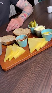 Wenn der "Halve Hahn" ein Brötchen wird 😋🤤 #hotelwissen #lindnerhotels #jdvbyhyatt | Lindner Hotels & Resorts