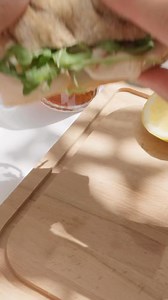 P'tit Pain Complet façon sandwich estival au poulet & avocat 🥑 Envie d’un encas gourmand et plein de saveurs ? Découvrez cette recette de sandwich estival, ultra-facile à réaliser avec les P’tits Pains Complet ! Moelleux à l’intérieur et légèrement croustillants à l’extérieur, ils sublimeront cette association gourmande. Pour 2 sandwichs : 2 P’tits Pains Complet 🥨, 1 morceau de blanc de poulet ou (2 tranches de blancs de poulet), 1 avocat 🥑, 1 poignée de roquette 🌿, 2 c. à soupe de fromage f