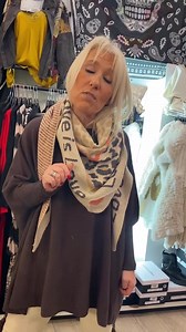 1.8K views · 88 reactions | Pull oversize choco pompons 39€ Écharpe love 16€ Pour commander ⬇️ www.lovelybystella.fr | Lovely | Facebook