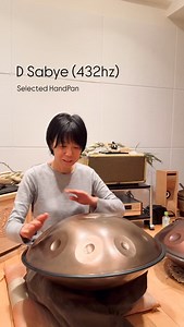 🧚🏻✨ D Sabye 10 (432hz) - Selected HandPan ◯◯◯◯◯◯◯◯◯◯◯◯◯◯◯◯◯◯ HandPan Artist : @seiko_ukita @piomarche Scale : D Sabye (432hz) Brand : @selected_handpan ◯◯◯◯◯◯◯◯◯◯◯◯◯◯◯◯◯◯ D Sabye スケールのSabye (サバイ)とはタイ語で気持ちいいという語源に基づいているスケールです🧚🏻 D Majorスケールを基調にしているので麗しさや明るさ、美しさとその裏にある儚いエモーショナルさを持ち合わせています。 夕暮れの黄昏時や自然の美しさなどの心象風景をさらに彩り付けてくれるスケールです😌🌍 ◯◯◯◯◯◯◯◯◯◯◯◯◯◯◯◯◯◯ #selectedhandpan #セレクテッドハンドパン #ハンドパン #ハンドパン初心者 #ハンドパン教室 | Selected HandPan