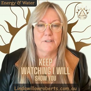 You’re not gonna believe what showed up in her water reading a bloody frog 🐸 How funny is that! She put her hands in the bowl for a minute then took them out I popped mine in and straight away I could feel it The energy she left behind told a full story Water holds your frequency It remembers what you’re feeling even after you’ve walked away This is why I get so excited teaching energy When you understand how your energy works you stop running in circles and start calling in what you actually w