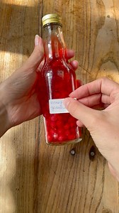 1.5K views · 22 reactions | Une recette de vinaigre aux groseilles Les ingrédients : • 125 g de groseilles rouges • 200 ml de vinaigre blanc | Cuisine de Mémé Moniq | Facebook