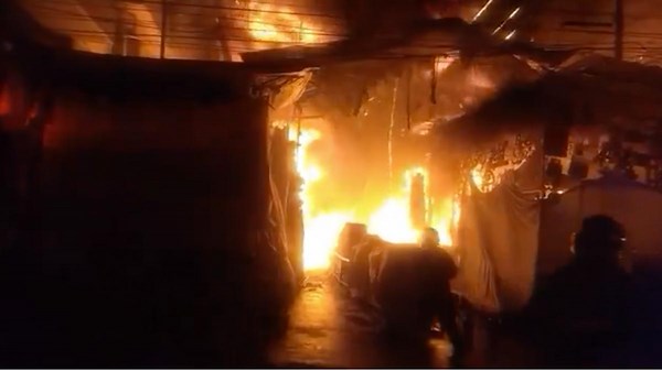 VIDEOS: Fuerte incendio se registra cerca del Mercado de Sonora en CDMX; consume puestos semifijos