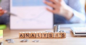 Remote Work Person Shows Graph Camera: vídeo stock (100% livre de direitos) 1094059909 | Shutterstock