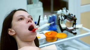 Frau Mit Zahnprothese Im Unterkiefer in Der Zahnheilkunde, Um Eine Prothese Zu Erstellen. Stock Footage - Video von zuhause, klinik: 240048998