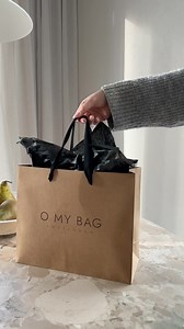 Unboxing never looked so good when Lexi in Black is the star! ⭐️ Minimalist, timeless, and endlessly elegant – she’s a must-have for any sustainable wardrobe 🖤 #omybagamsterdam #sustainablefashion #unboxing #handbag #wovenbag #sustainablebags | O My Bag