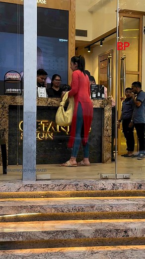 2.7M views · 10K reactions | #Rakul Preet Singh spotted in Bandra salons. #RakulPreetSingh #spotted #bollywood #reels #bollywoodnews #reelsviralfb #reelsfb #reelslovers #viewers #trending | Bolly Paparazzi | Facebook