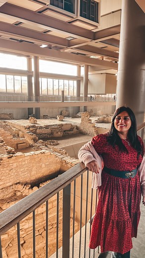 Hai mai dormito in un museo archeologico? Ci troviamo ad Hatay, l’antica Antiochia,nel sud della Turchia ai confini con la Siria. Qui è possibile dormire al Museum Hotel, un hotel costruito sui resti dell’antica città, tra mura storiche e mosaici bizantini, visitabili pagando un biglietto d’ingresso. E così puoi svegliarti ogni mattina tra storia e archeologia e turisti curiosi di scoprire la storia di Hatay, camminare in accappatoio nel museo per raggiungere l’hammam e fare colazione con vista 
