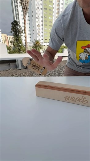 Outdoors fingerboarding session 🛹