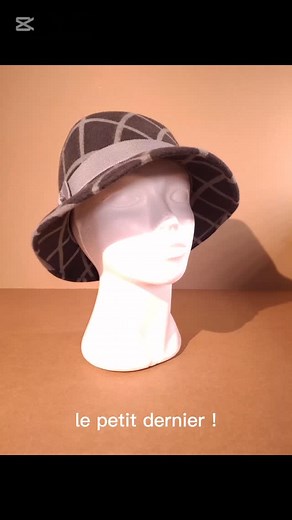Le petit dernier! Un chapeau unisexe en feutre de laine aux motifs géométriques. Décoré de perles en Larvikite. Je le trouve particulièrement mis en valeur grâce à ce moulage sur calotte carrée ! A découvrir dès vendredi au Dolce Manufactura.... | Querson- chapeaux d'exception